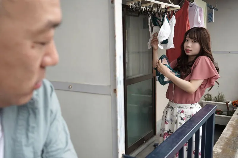 Gã cạnh nhà chuyên soi mói và cặp bà xã Ông chồng thường xuyên rên la quá to