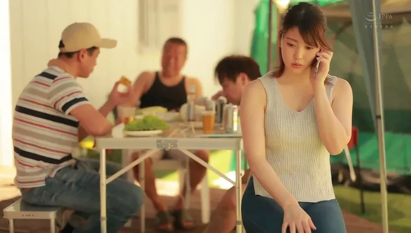 Người chồng khờ để bà xã tham gia sự kiện cắm trại với mấy gã nhà kề bên và cái kết